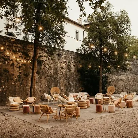 Grad House Nočitev z zajtrkom