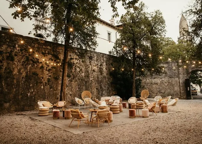 Grad House Nočitev z zajtrkom