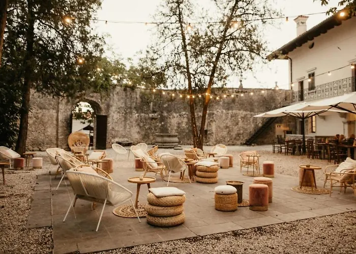 Grad House Nočitev z zajtrkom